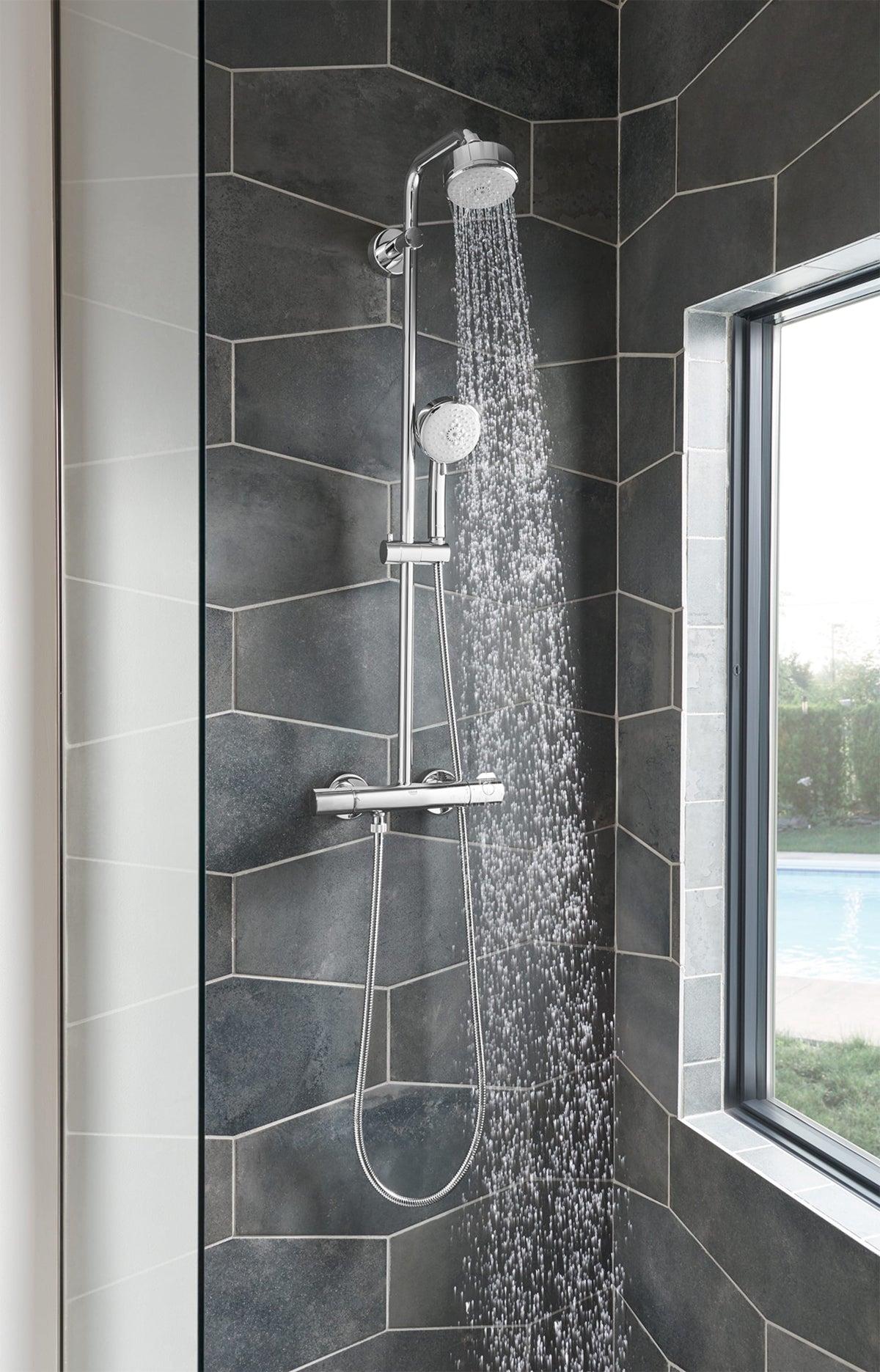 27591001 100 Shower Head, 4" - 4 Sprays, 2.5 gpm in CHROME