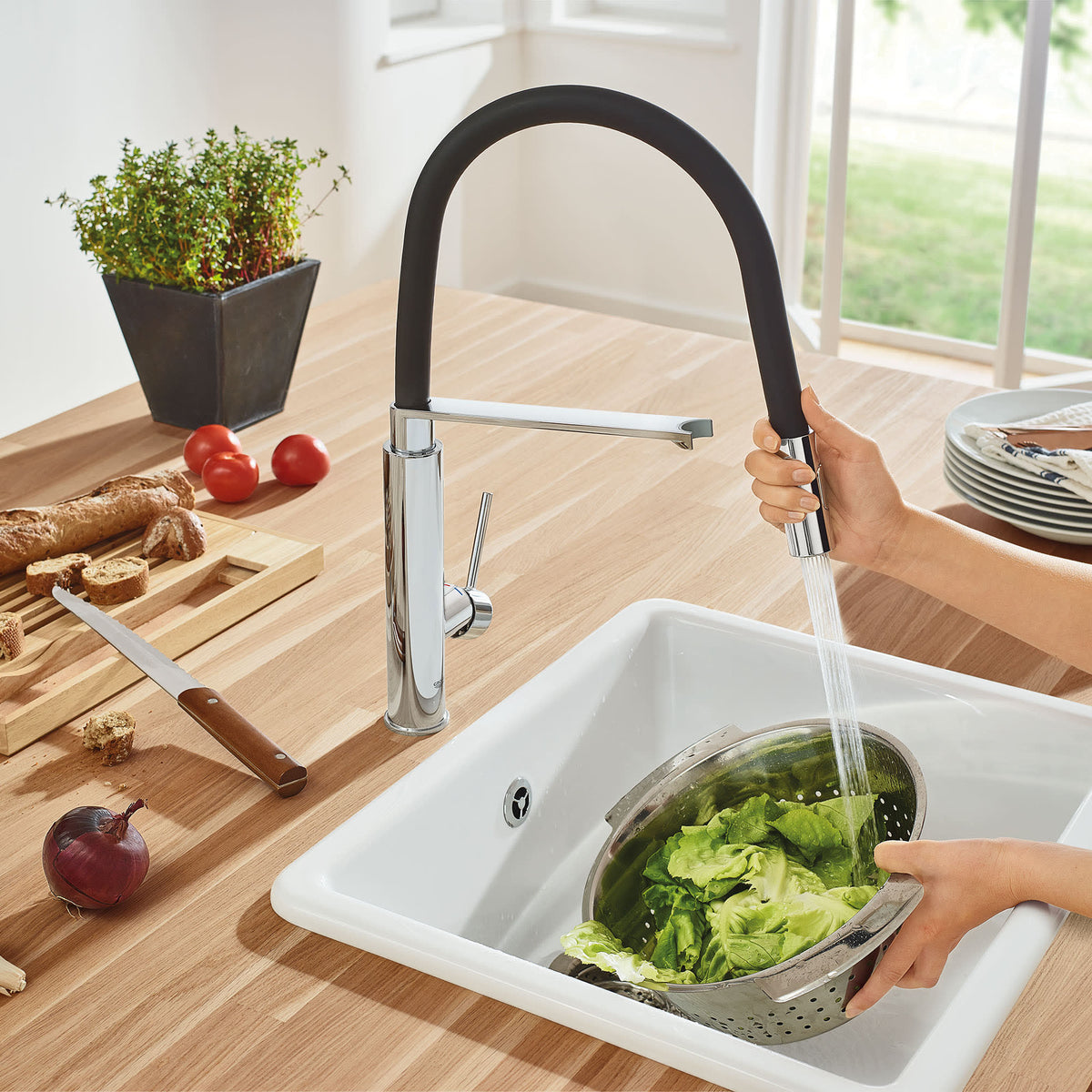 Single-Handle Semi-Pro Dual Spray Kitchen Faucet 1.75 GPM in CHROME 31492000