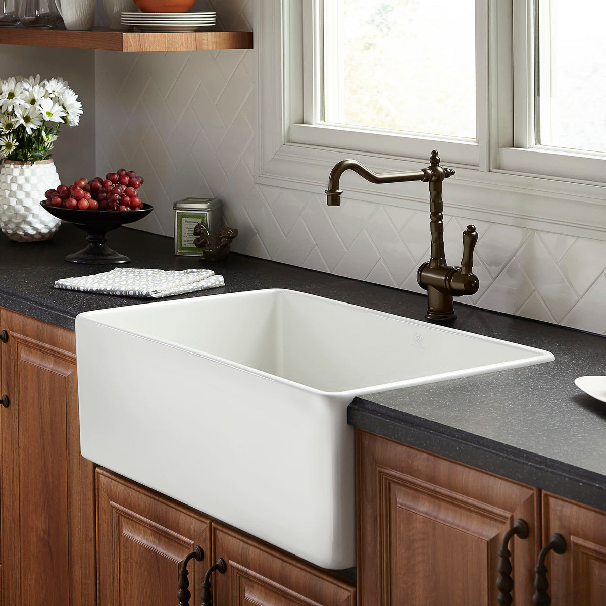 D20102000.415 Hillside® 30" Apron Kitchen Sink with Center Drain in CANVAS WHITE