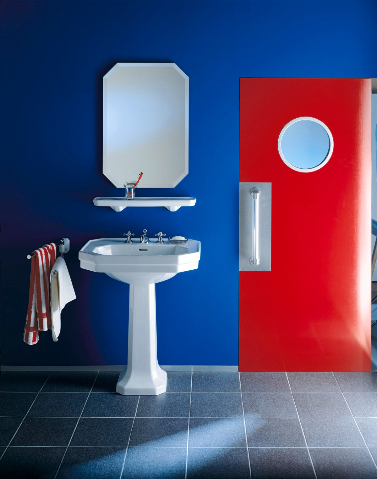 0857910000 1930 Series Pedestal in White